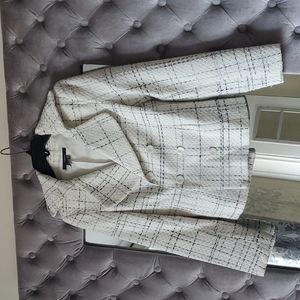 White patterned Zara blazer. Size 4.
